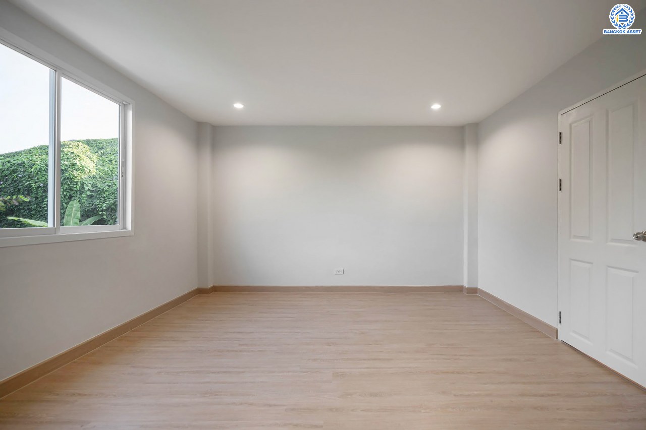 บ้านมือสองตกแต่งใหม่ 3 ชั้น ทำเลโซนเมือง โครงการ จริงใจวิลเลจ รัตนาธิเบศร์ (ซอยเรวดี) เนื้อที่ 23 ตร.ว. ฟังก์ชัน 4 ห้องนอน 3 ห้องน้ำ จอดรถได้ 1 คัน เข้า-ออกได้หลายเส้นทาง ทั้งรัตนาธิเบศร์, ติวานนท์ และเลี่ยงเมืองนนท์ ใกล้ทางด่วน "งามวงศ์วาน" รถไฟฟ้าสายสีม่วง "สถานีศูนย์ราชการนนทบุรี" และ "สถานีบางกระสอ"